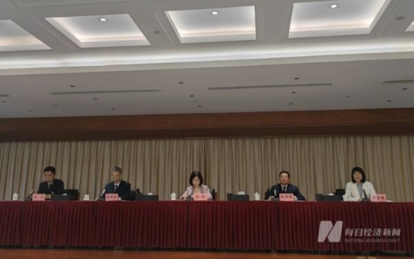 富灯网  充电设施已覆盖全国98%的高速公路服务区 国家能源局回应每经：正制订大功率充电设施建设改造政策文件